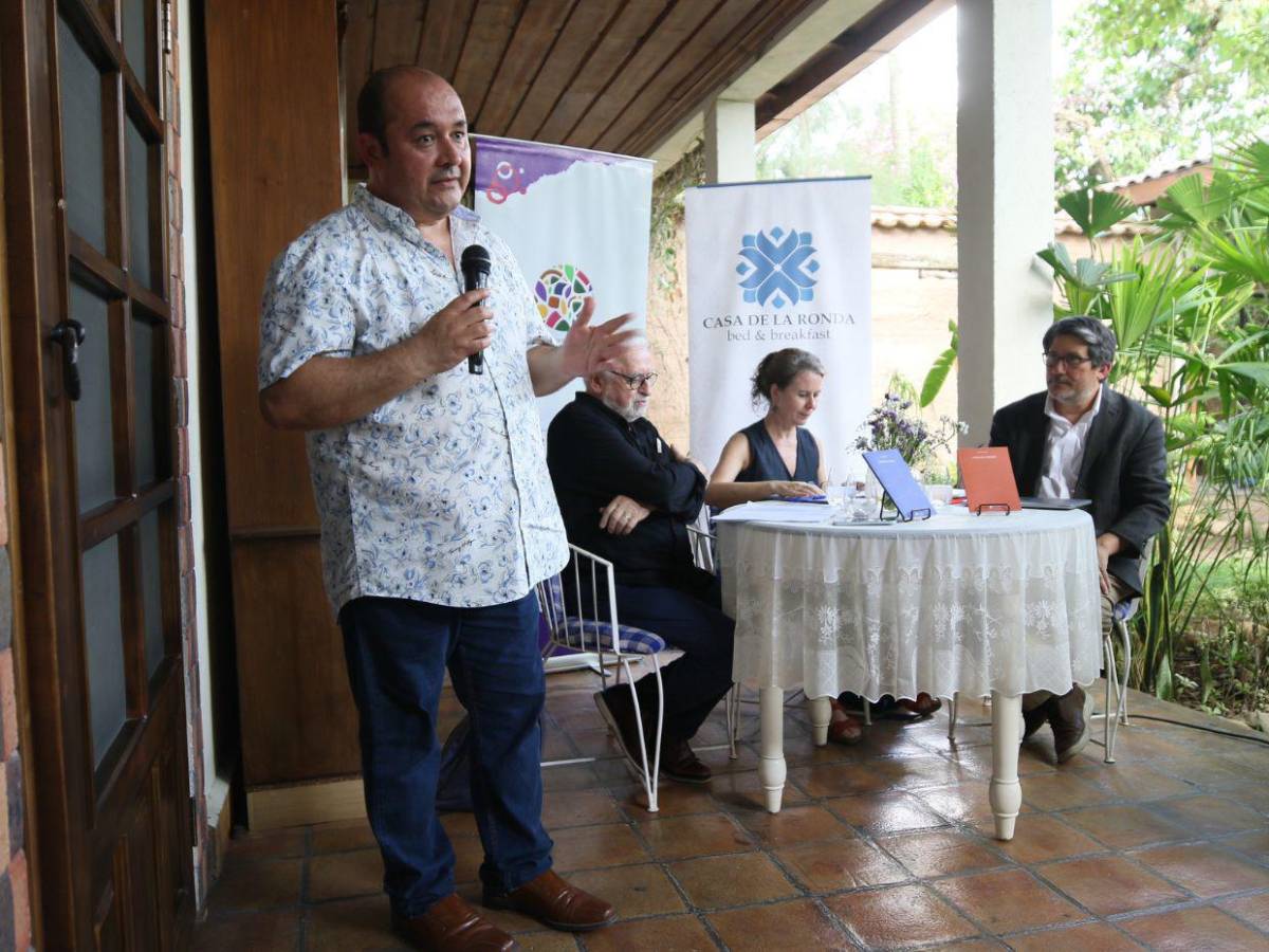 Poetas de Los Confines leen sobre el duelo, la niñez y el exilio previo a la inauguración del festival