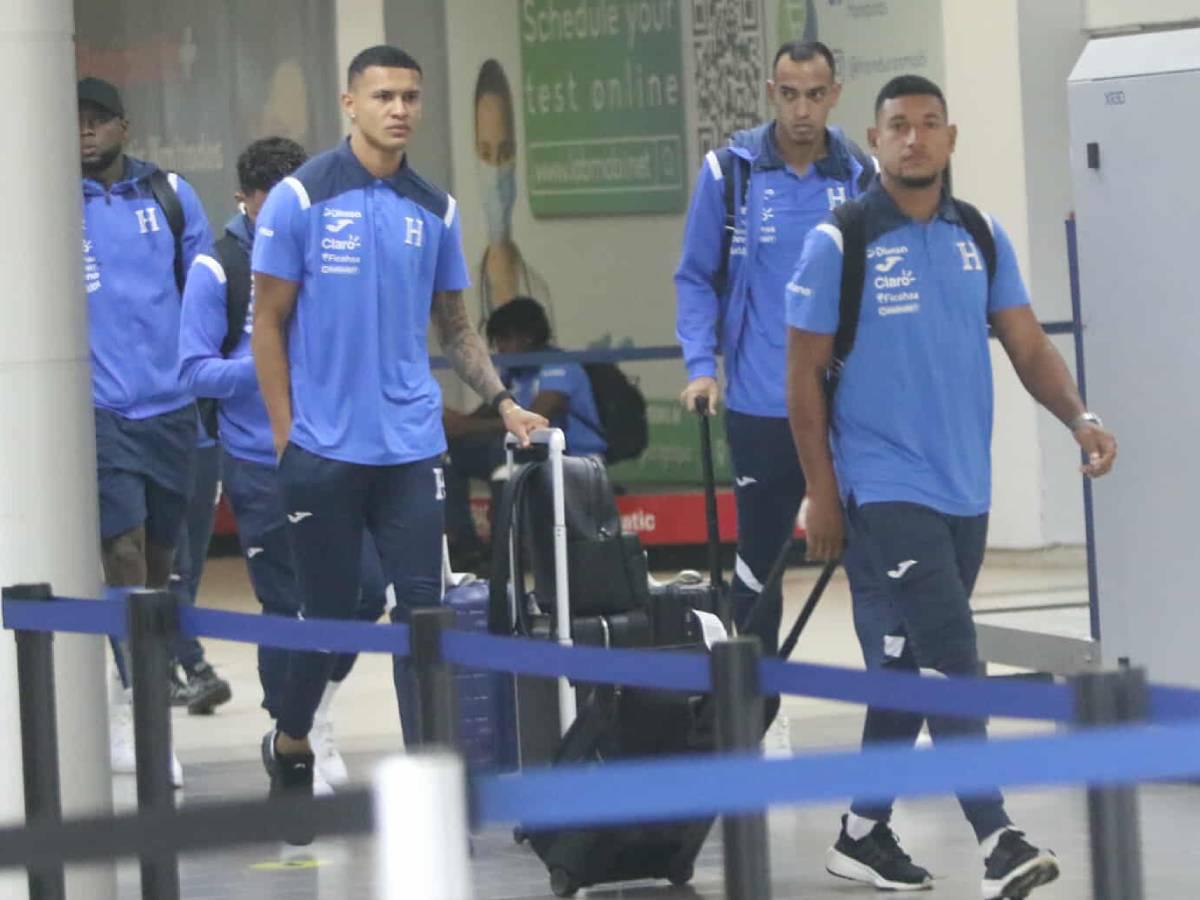 Con cara de pocos amigos llegan jugadores de Honduras tras derrota con Nicaragua