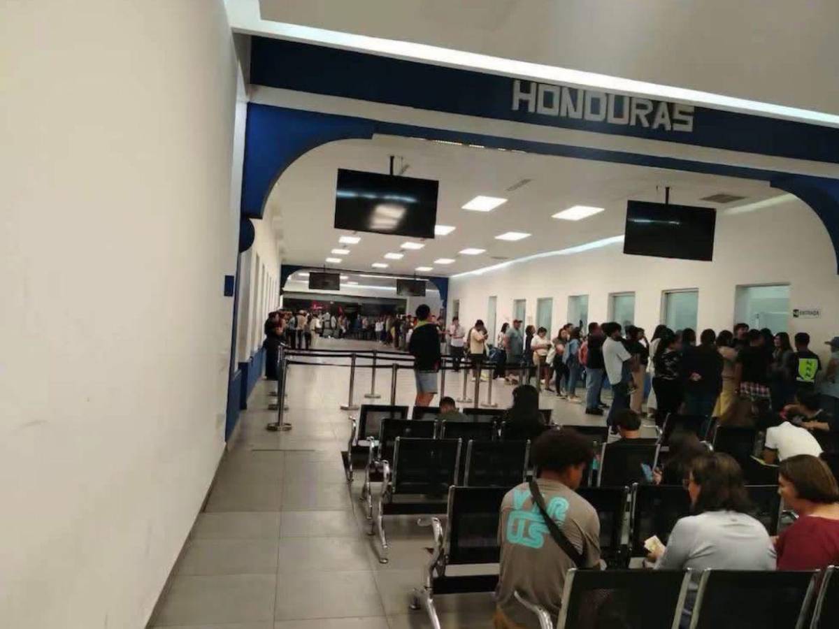¡Hasta diputados se fueron! Miles de hondureños vacacionan en El Salvador