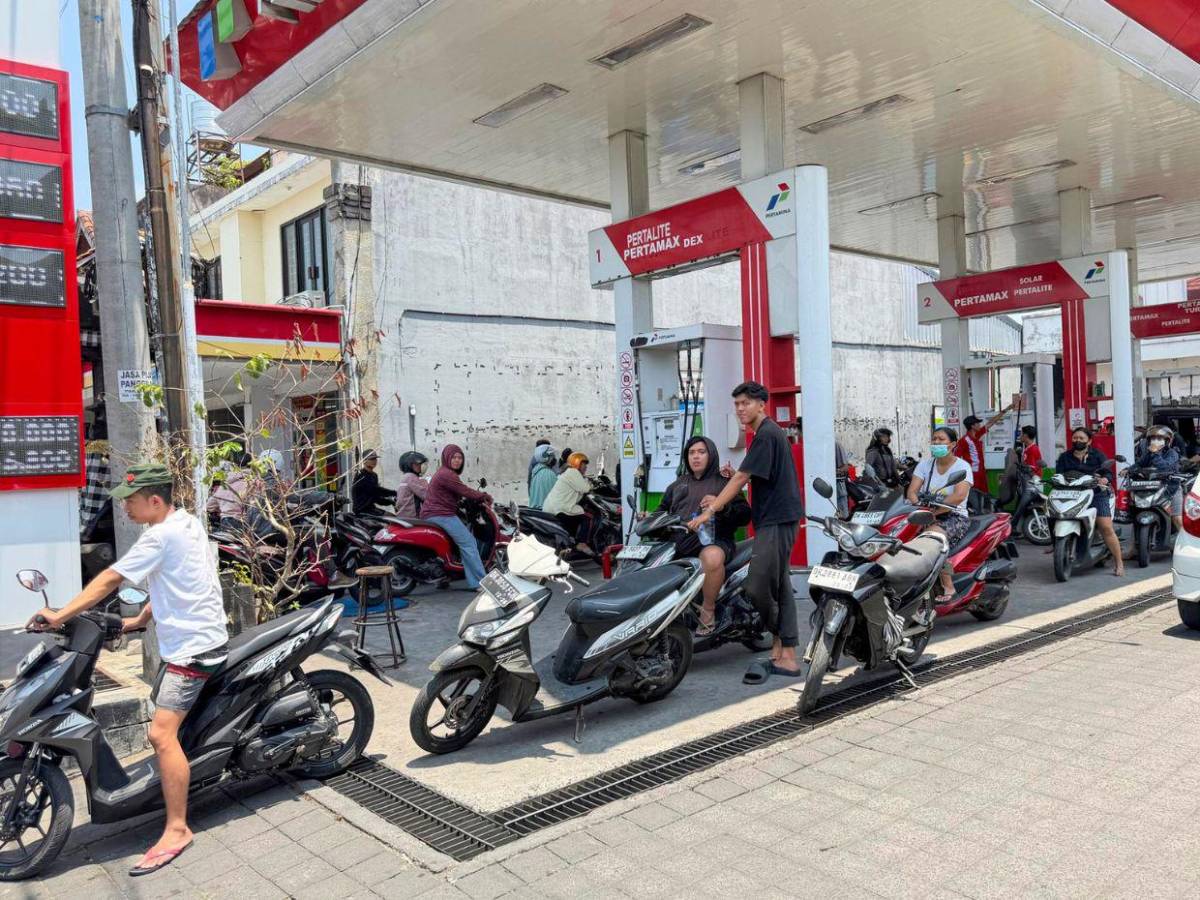 Escasez de combustible provoca largas filas en Bali