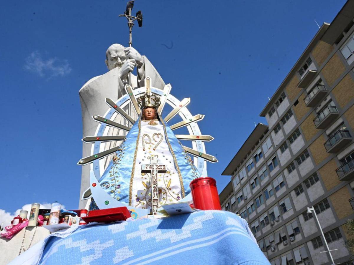 Fieles argentinos rezan por el papa frente al hospital de Roma