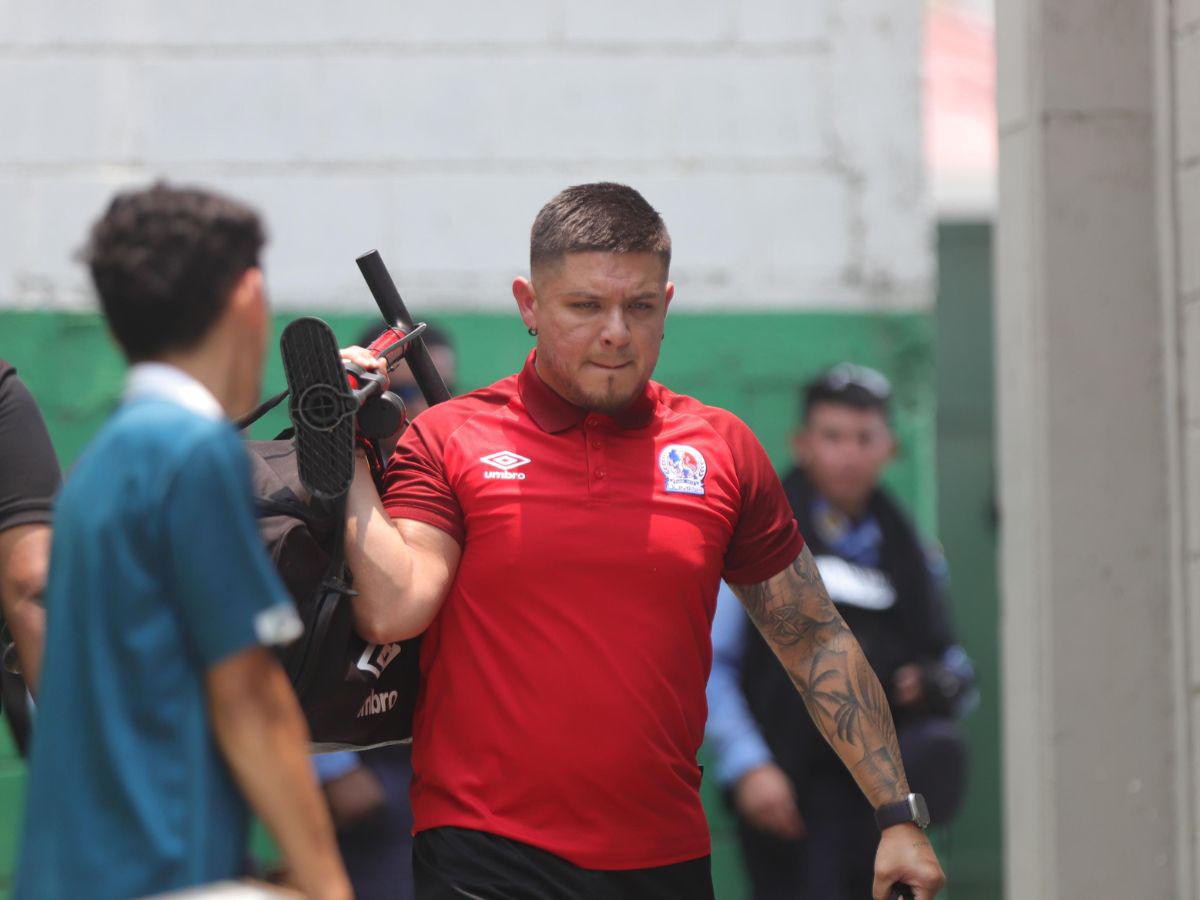El personal del Viejo León fue el primero en llegar al Yankel Rosenthal para el partido de vuelta de la gran final.