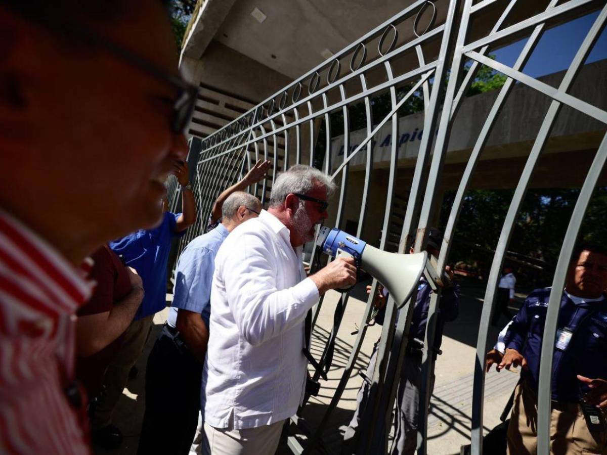 “Libre es una m...”: Roberto Contreras critica retraso en la apertura de urnas en SPS