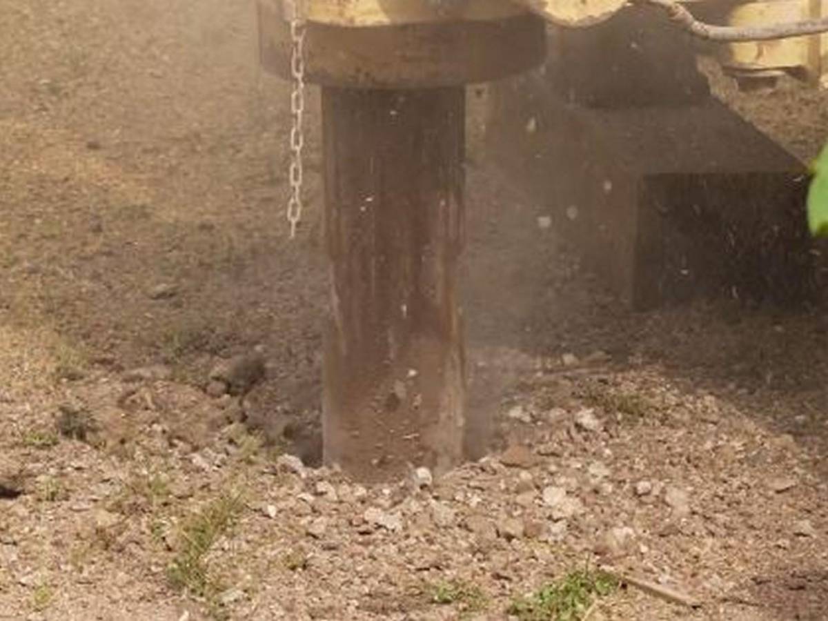 El momento en que brotó el agua durante perforación de pozo en el Distrito Central