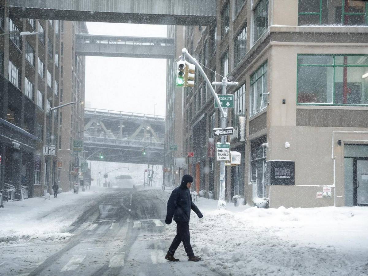 Nueva York paralizada por histórica tormenta de nieve que vacía calles