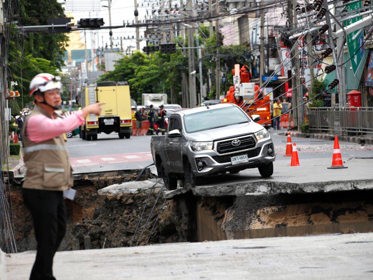 Gran socavón en Bangkok obliga a evacuaciones y corta servicios en hospital y zona