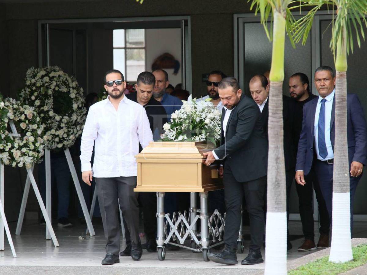 Inicia cortejo fúnebre: el último recorrido en despedida de Chef Sandra Díaz del Valle