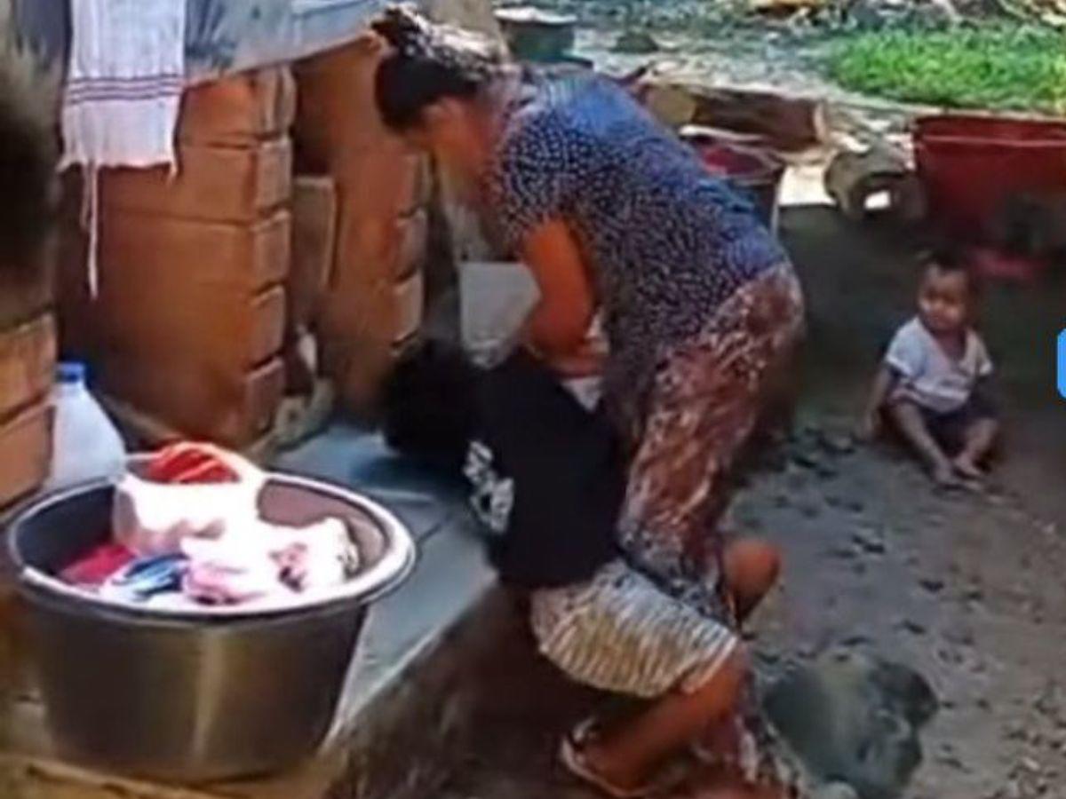 Le puso su pie sobre el cuello: madre es captada dando brutal golpiza a su pequeño hijo