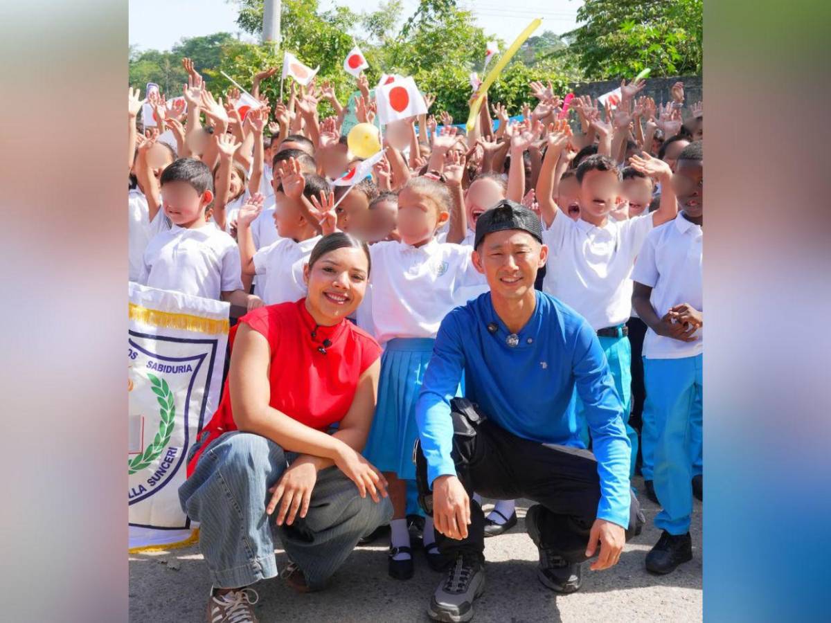 Dunia Santos regresa a Honduras y rompe en llanto al ver la realidad de una escuela