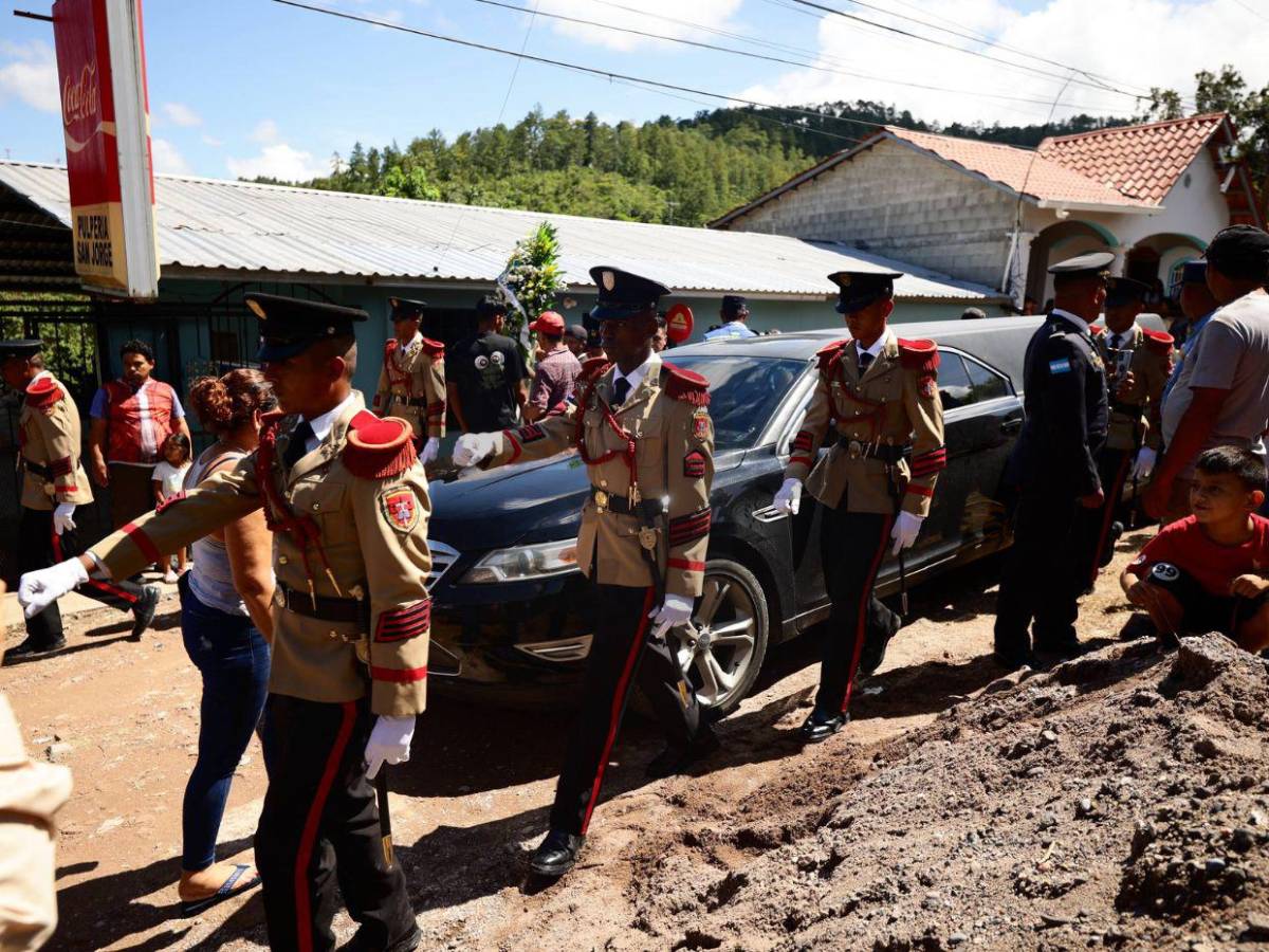 Con aplausos y escoltas despiden a Kevin Pérez, padre y héroe policial que murió tras salvar a menor