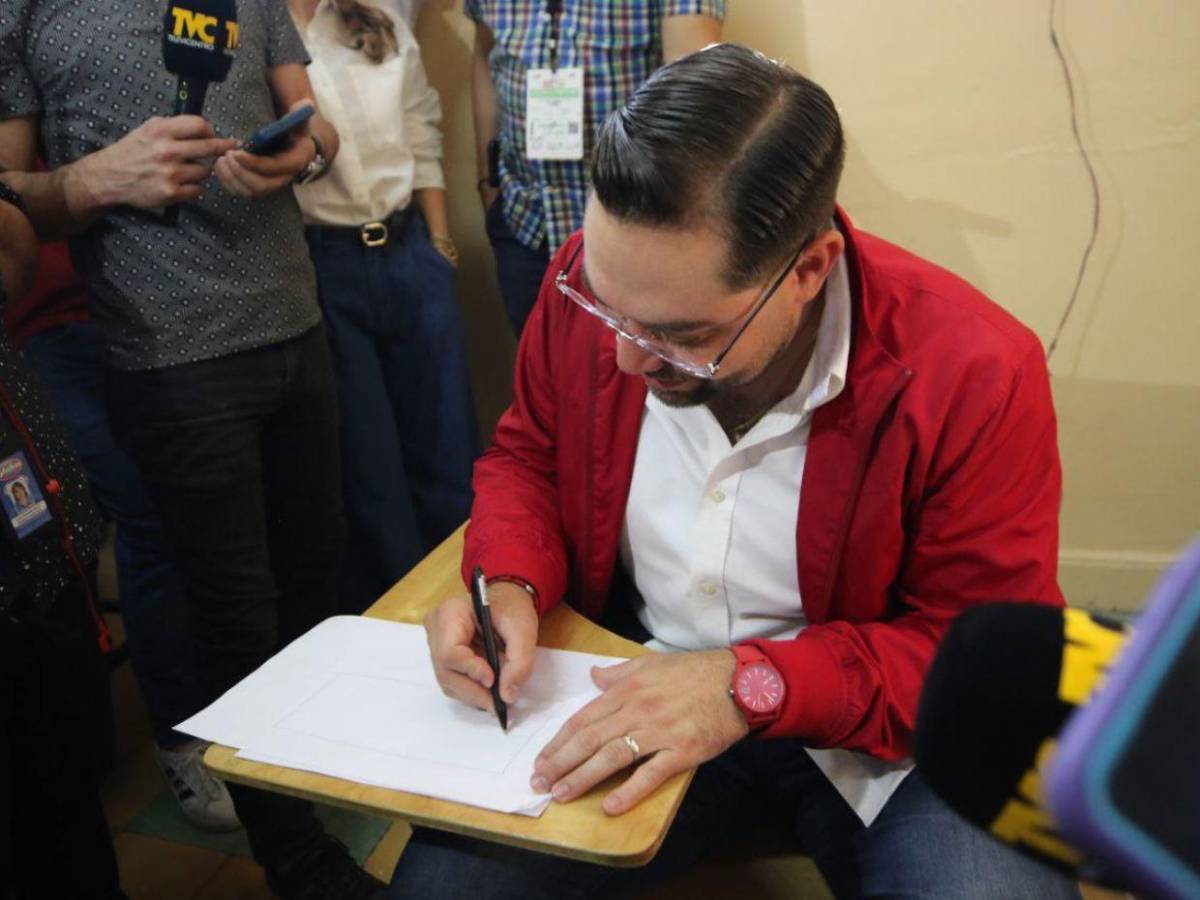 Jorge Cálix se mofa de atraso de maletas electorales en centros de votación