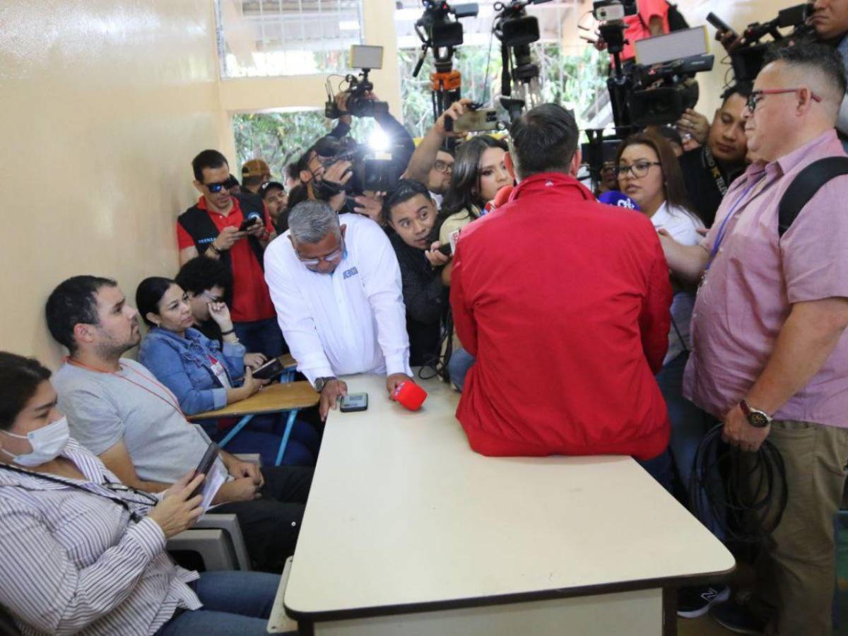 Jorge Cálix se mofa de atraso de maletas electorales en centros de votación