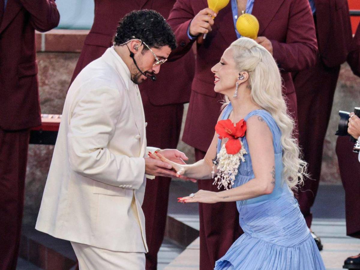 Un vestido dominicano y una Flor de Maga: detalles del look de Lady Gaga en show de medio tiempo