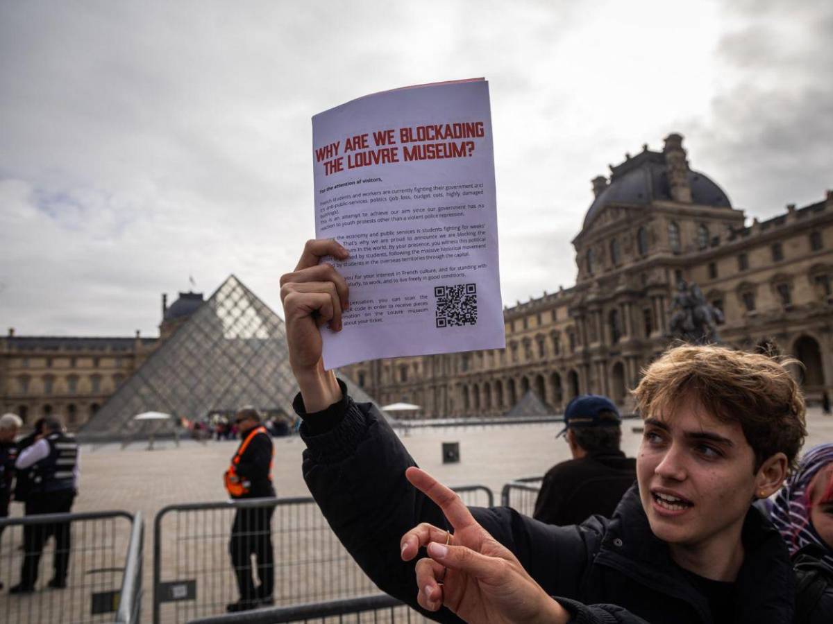 Estudiantes bloquean el acceso al Louvre en apoyo a las protestas de los institutos