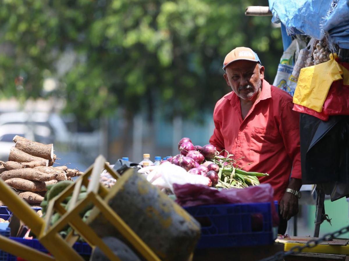 Don Miguel ofrece frutas y verduras frescas en el mercado La Isla, con paciencia espera a sus clientes.