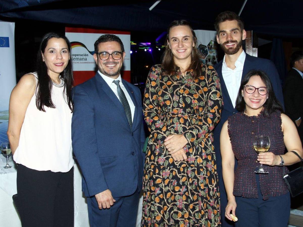 Anfitriones e invitados especiales brindan por la Unidad Alemana