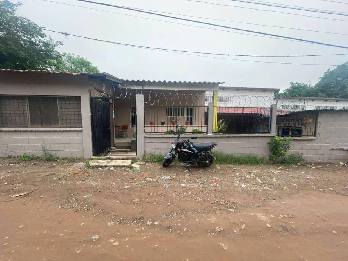 Entre 70 y 150 personas a diario atienden 15 médicos del centro sanitario Nerza Paz de la aldea La Cañada.