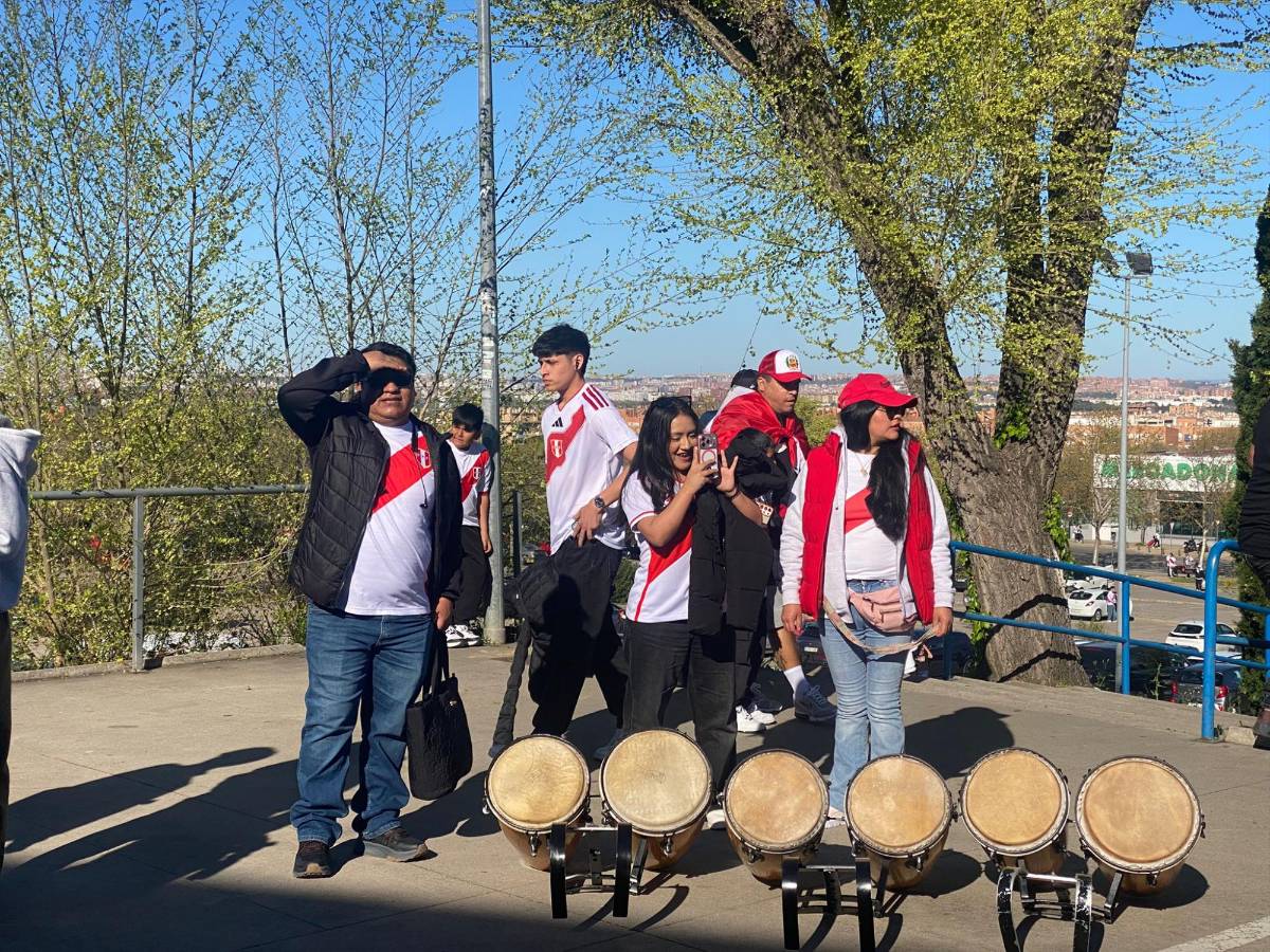 Banda que estuvo con Daddy Yankee sorprende en juego de Honduras y el Chucky peruano