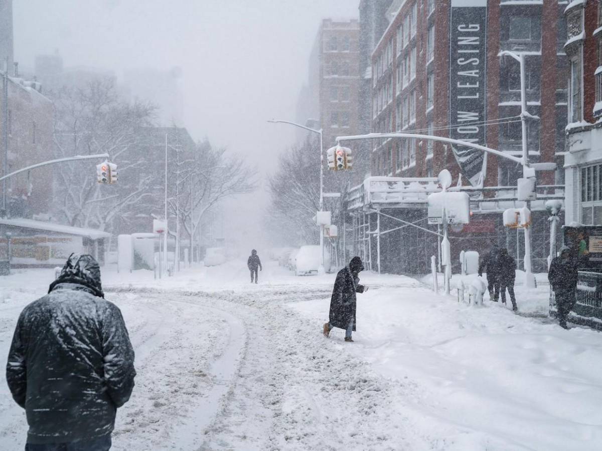 Nueva York paralizada por histórica tormenta de nieve que vacía calles