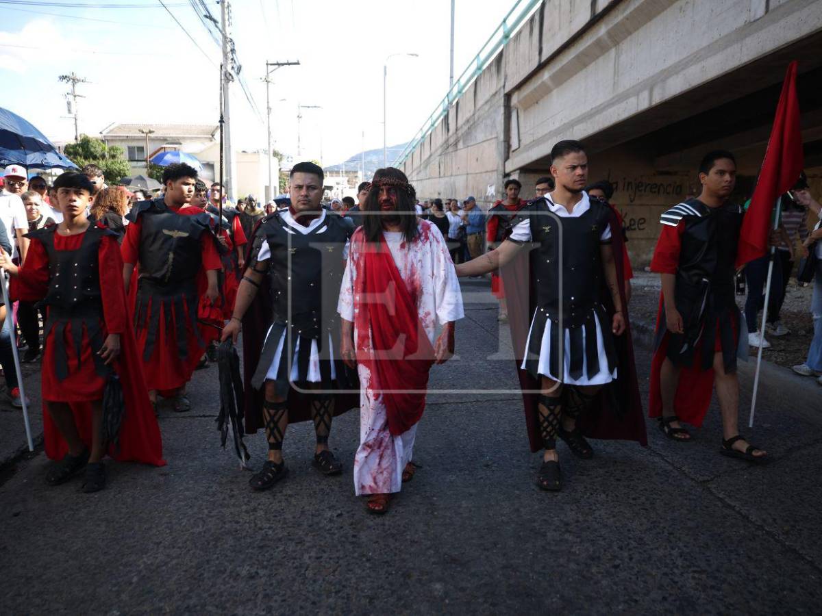 Fue azotado, humillado y obligado a cargar su cruz: feligreses dramatizan el viacrucis