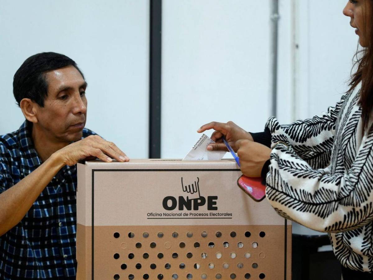 Segunda vuelta con falta de material en mesas: así se desarrollan las elecciones en Perú