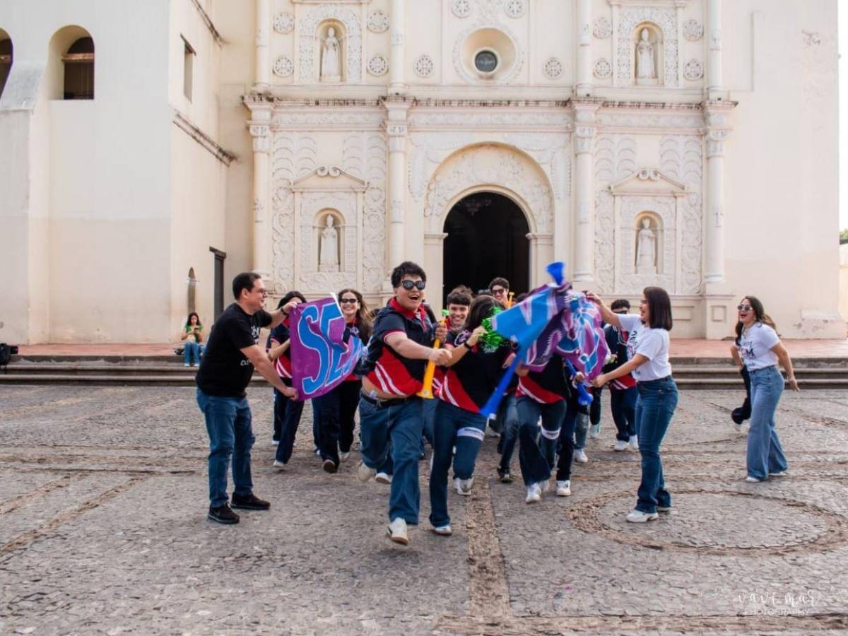Al ritmo de carnaval, seniors de Escuela Bilingue Honduras hacen su entrada