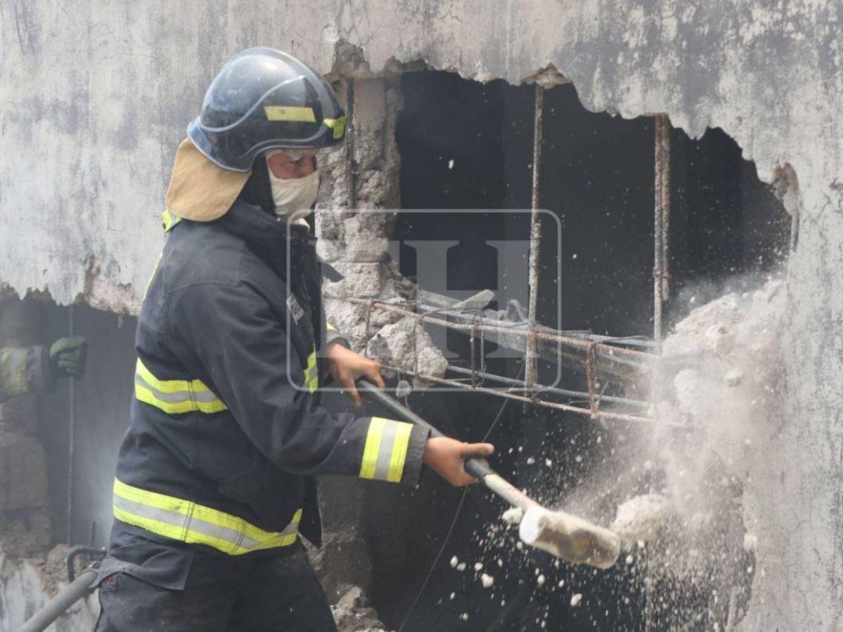 Rostros fatigados y seis horas sofocando las llamas: bomberos continúan con el rescate tras incendio