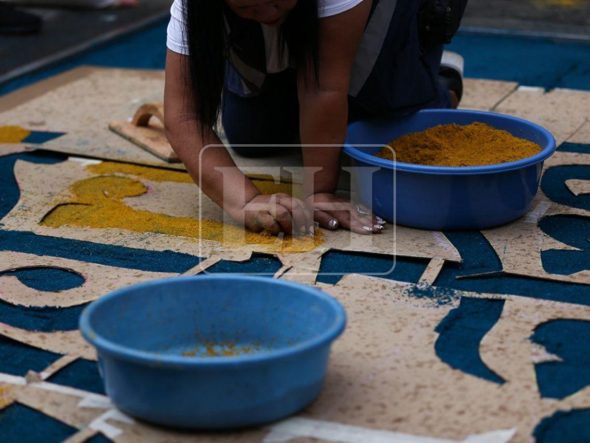 El centro de Tegucigalpa se pinta de colores con las alfombras de aserrín para el Domingo Santo