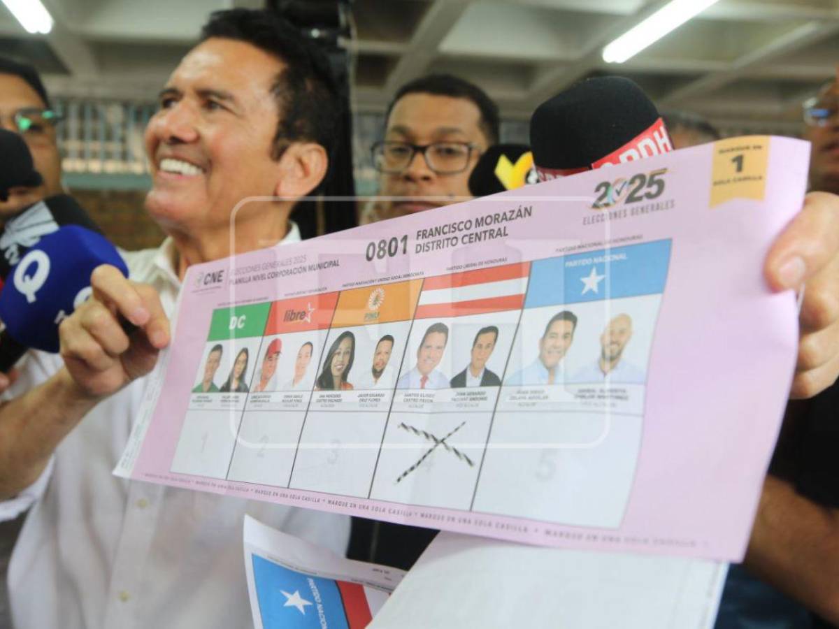 Acompañado de Salvador Nasralla, Eliseo Castro llega a ejercer su derecho al voto