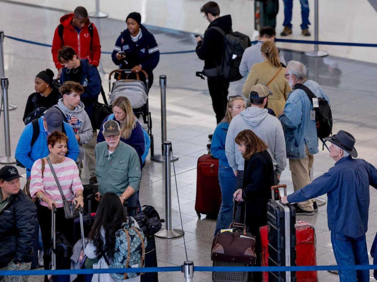 Trump amenaza con reducir el sueldo a los controladores aéreos ausentes por cierre federal