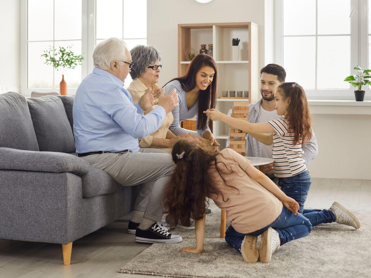 Provea opciones para que sus invitados estén entretenidos; juegos de mesa, libros, música o incluso películas son ideas.