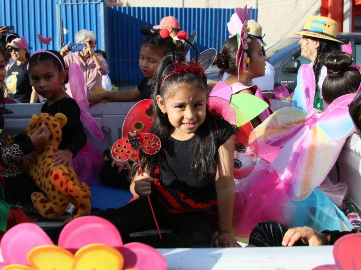 Fauna, próceres, palillonas y más: escuelas conmemoran el 204 aniversario de independencia