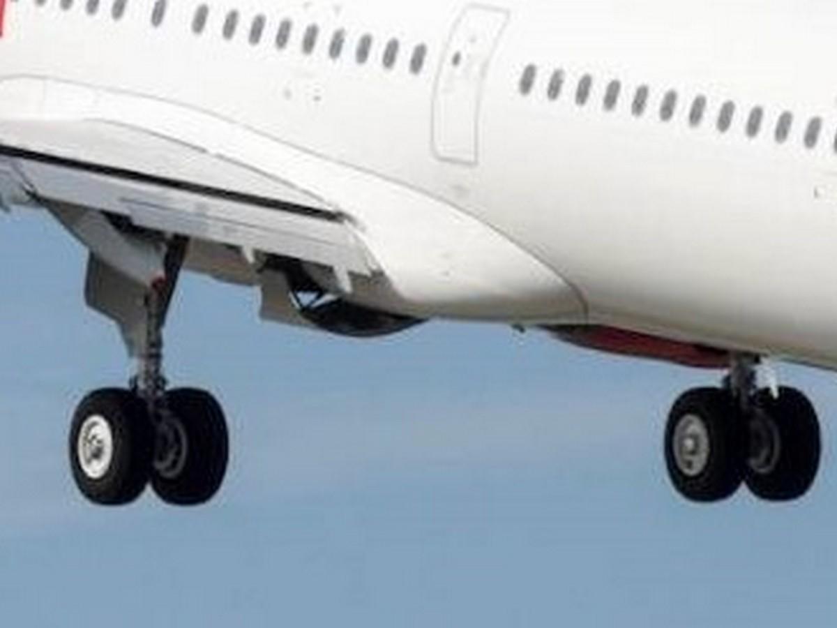 Muertos hallan a dos jóvenes que viajaban como polizones en tren de aterrizaje de avión