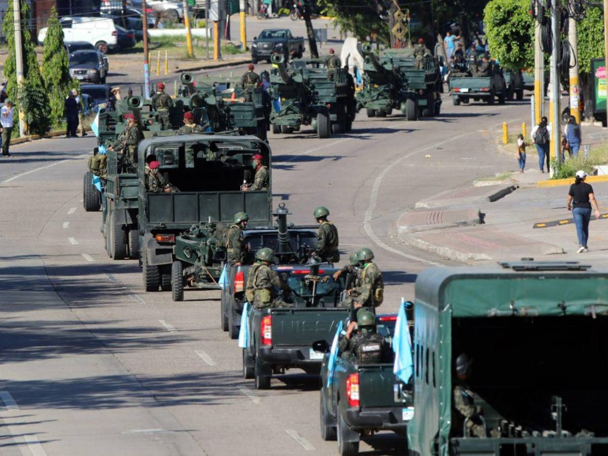 En medio de tensión política, FF AA realiza desfile militar para conmemorar bicentenario del Ejército