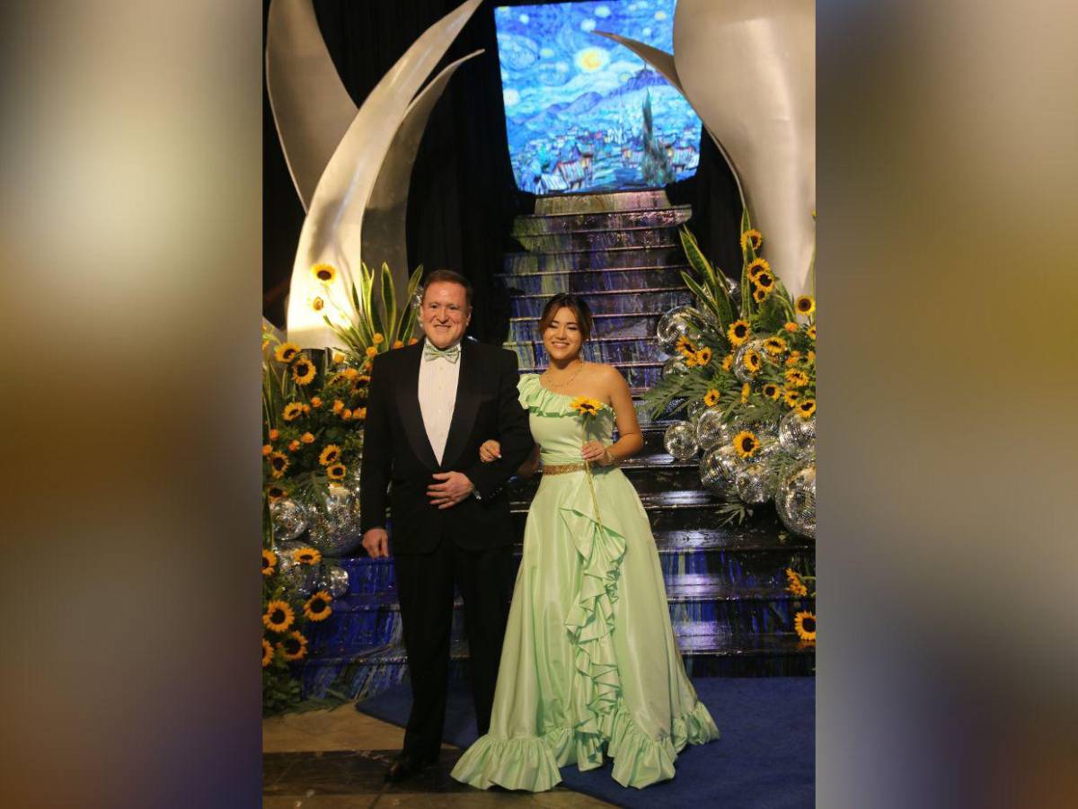 Desfile de los seniors 2025 de la Dowal School junto a sus padres