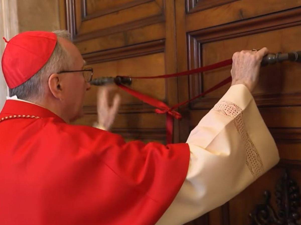 ¿Quién es Kevin Farrell, camarlengo encargado del Vaticano y pieza en la elección del nuevo papa?