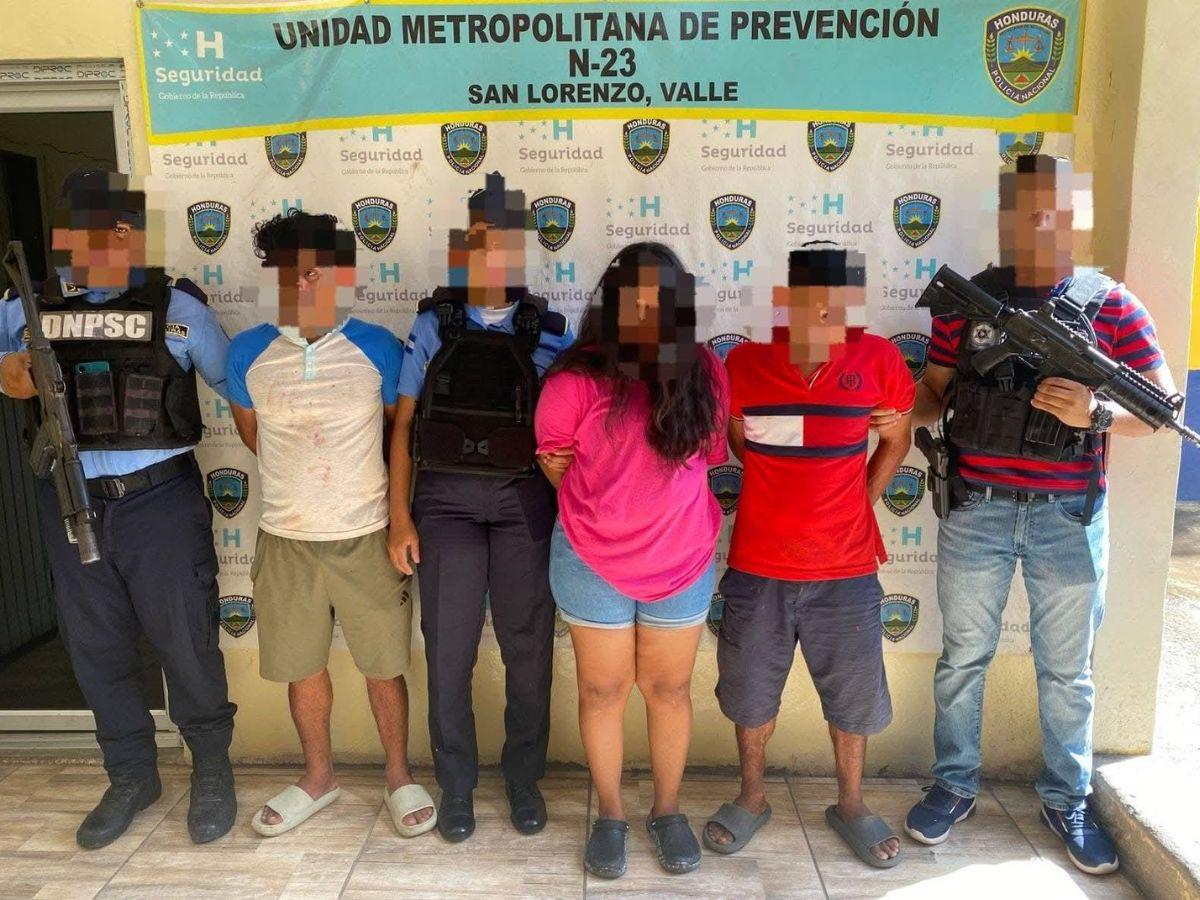 Momento en el que atacan a policías durante el arresto de una mujer en San Lorenzo: hay tres detenidos