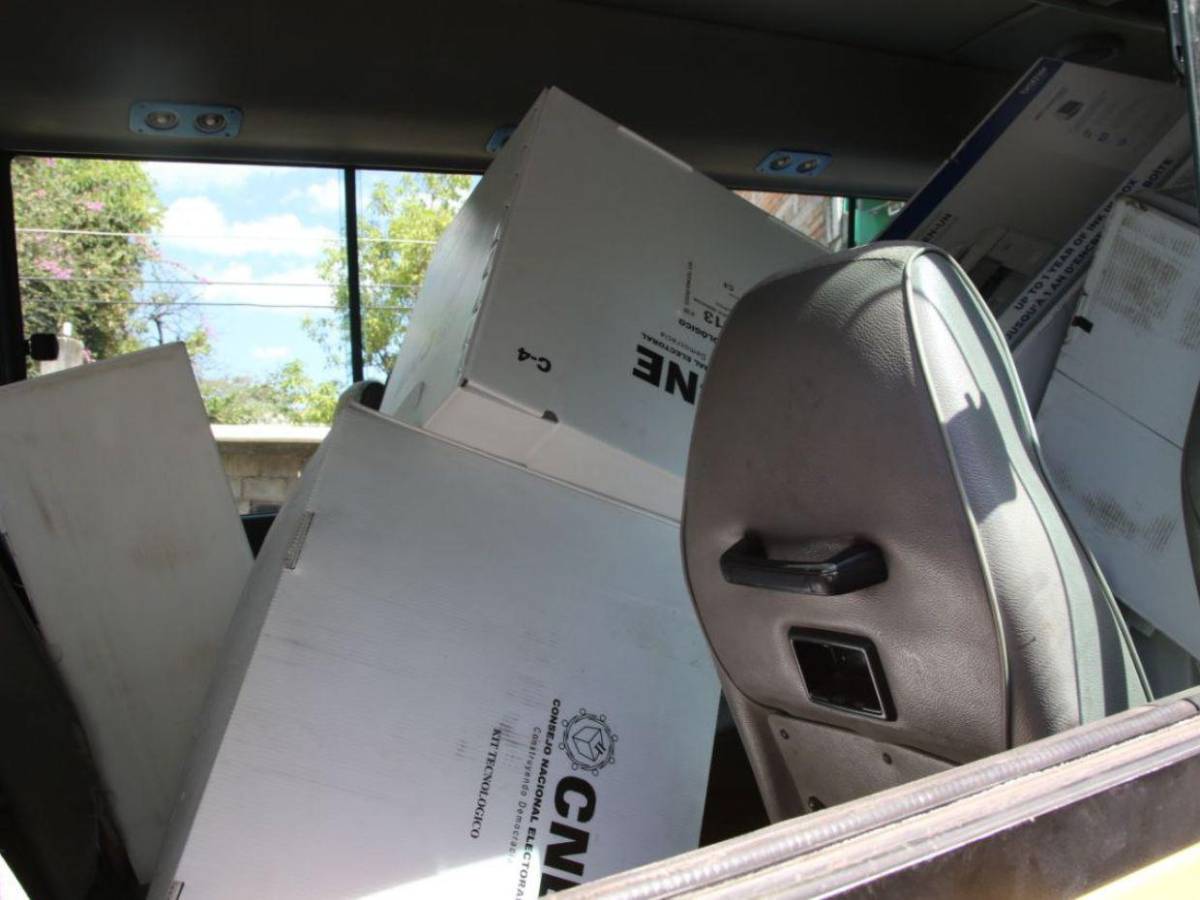 En plena calle dejan maletas electorales con retraso de más de nueve horas de entrega