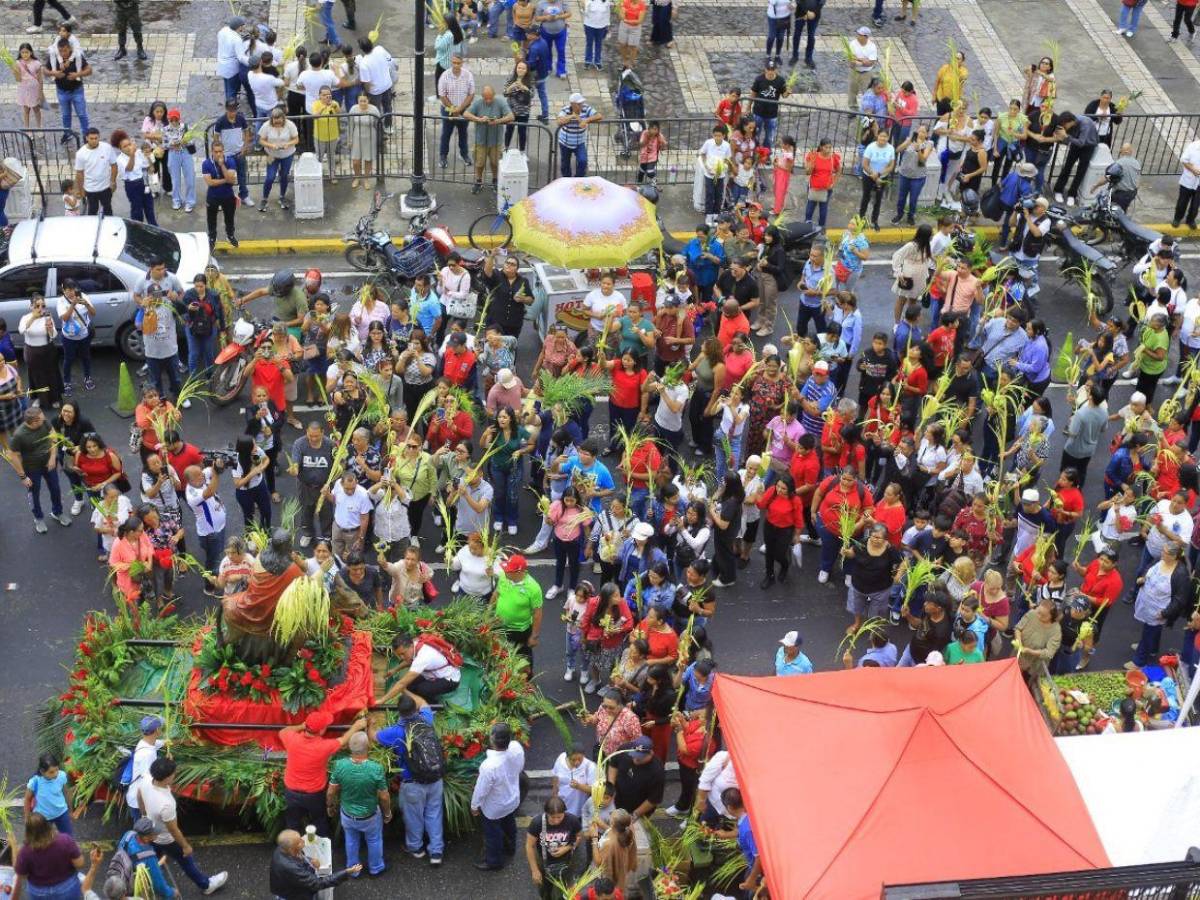 Domingo de Ramos llena de fe y tradición las calles del norte de Honduras