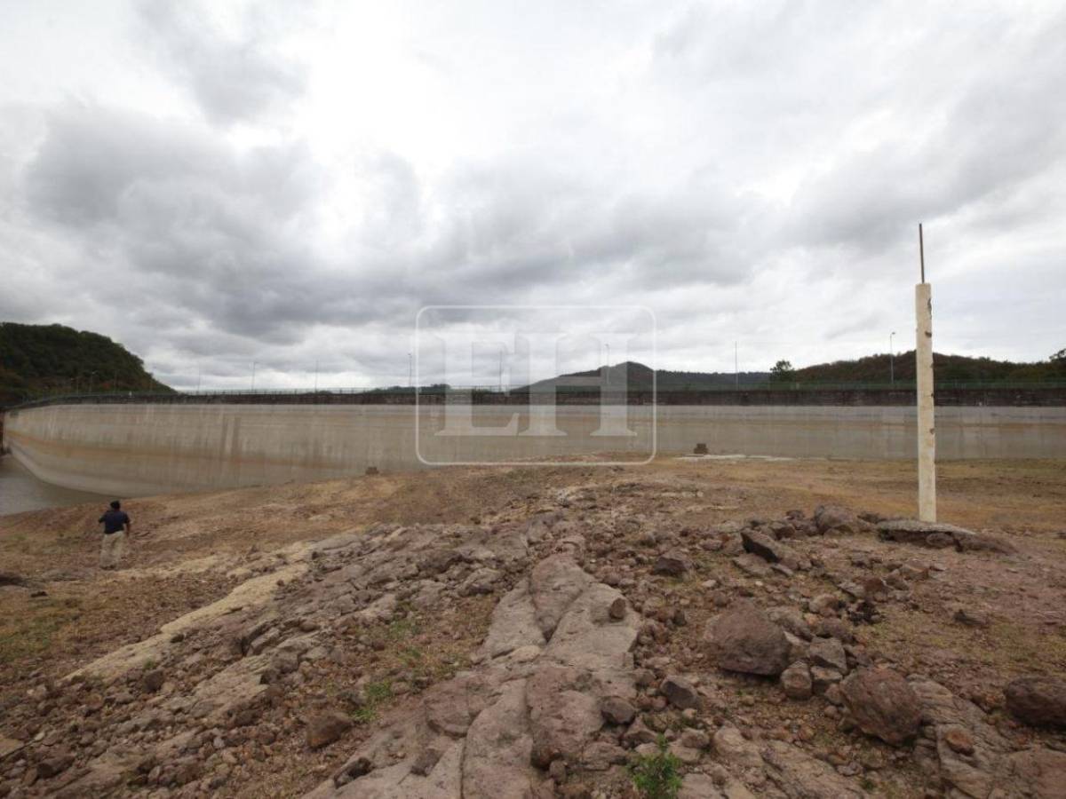 Niveles de agua alarmantes: Imágenes que muestran la crítica situación de la represa Concepción
