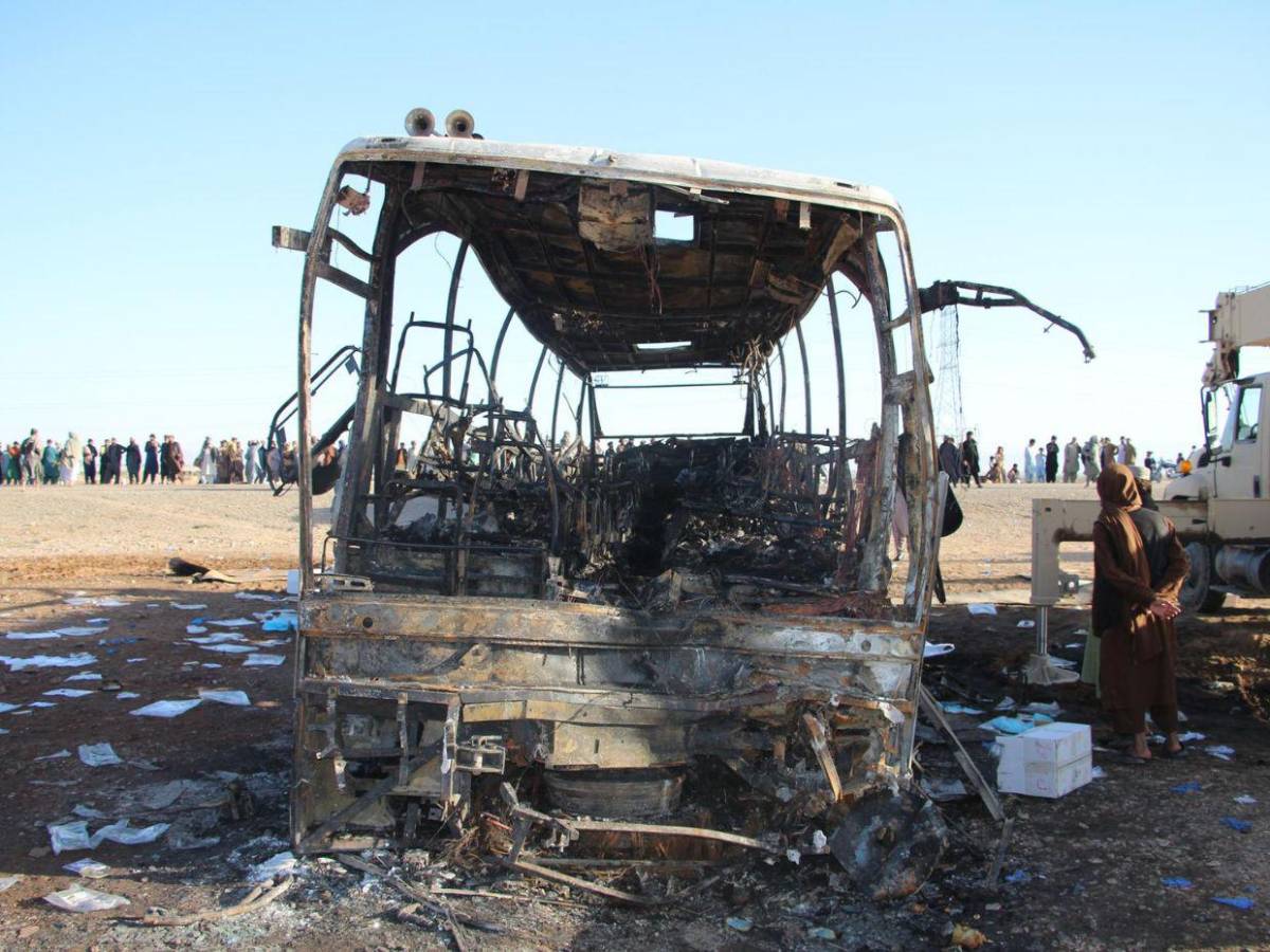 Al menos 76 muertos deja incendio de bus con deportados en Afganistán