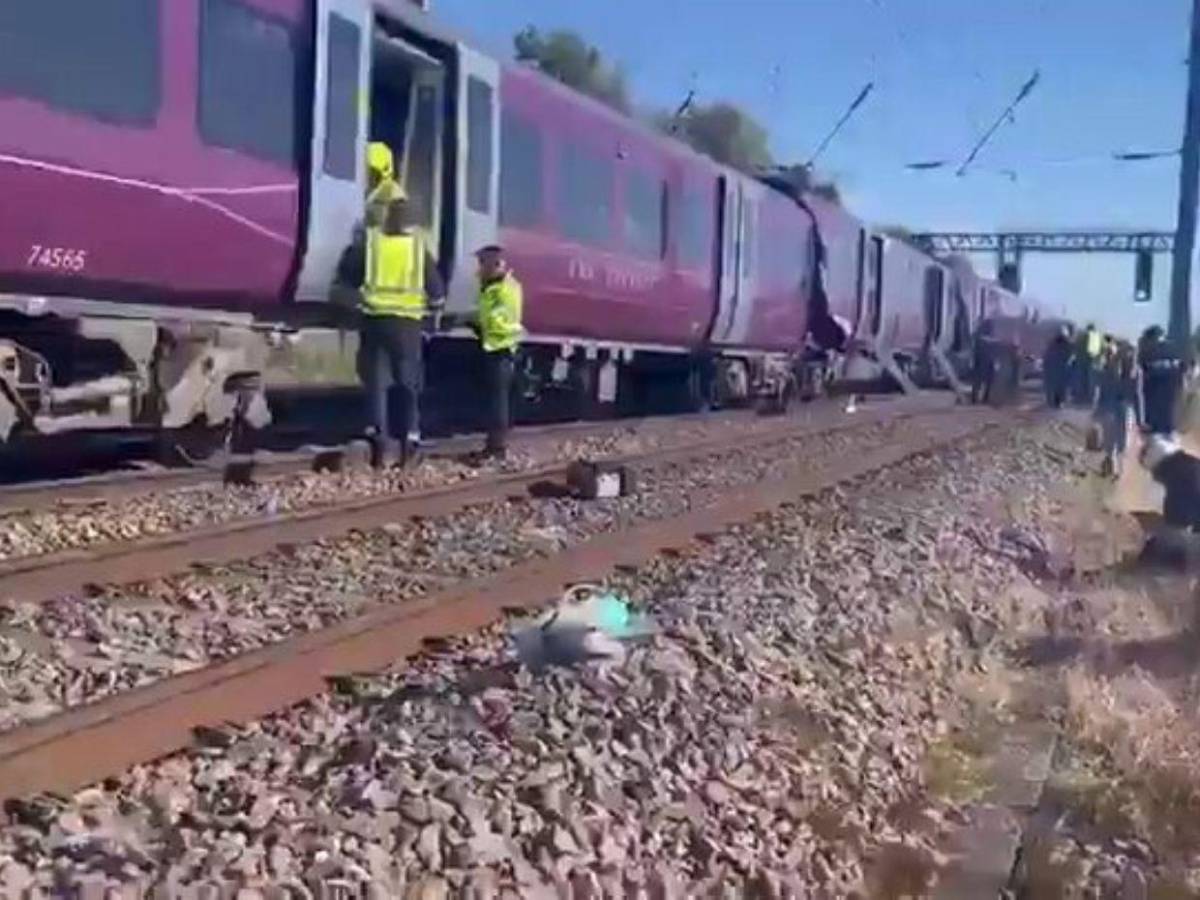 EN FOTOS: un muerto y decenas de heridos deja colisión de trenes en Bedford, Inglaterra