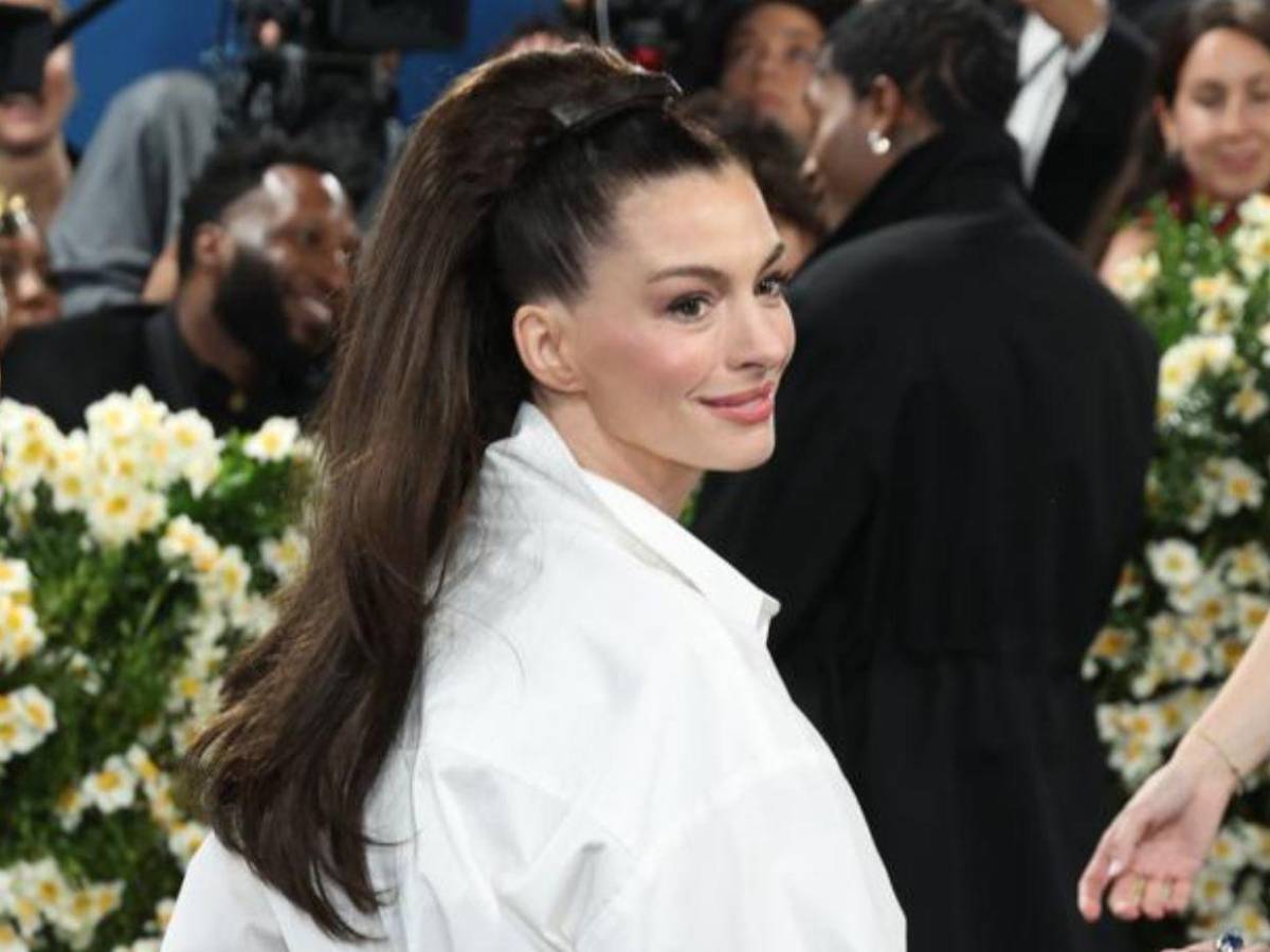 ¿Cirugía o buena genética? Fans reaccionan al nuevo rostro de Anne Hathaway