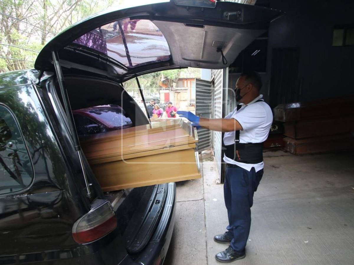 Entregan a familiares dos de los tres cuerpos carbonizados en El Cimarrón