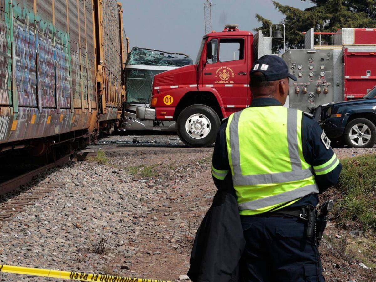 Choque mortal: ferrocarril impacta autobús de pasajeros en Atlacomulco, México