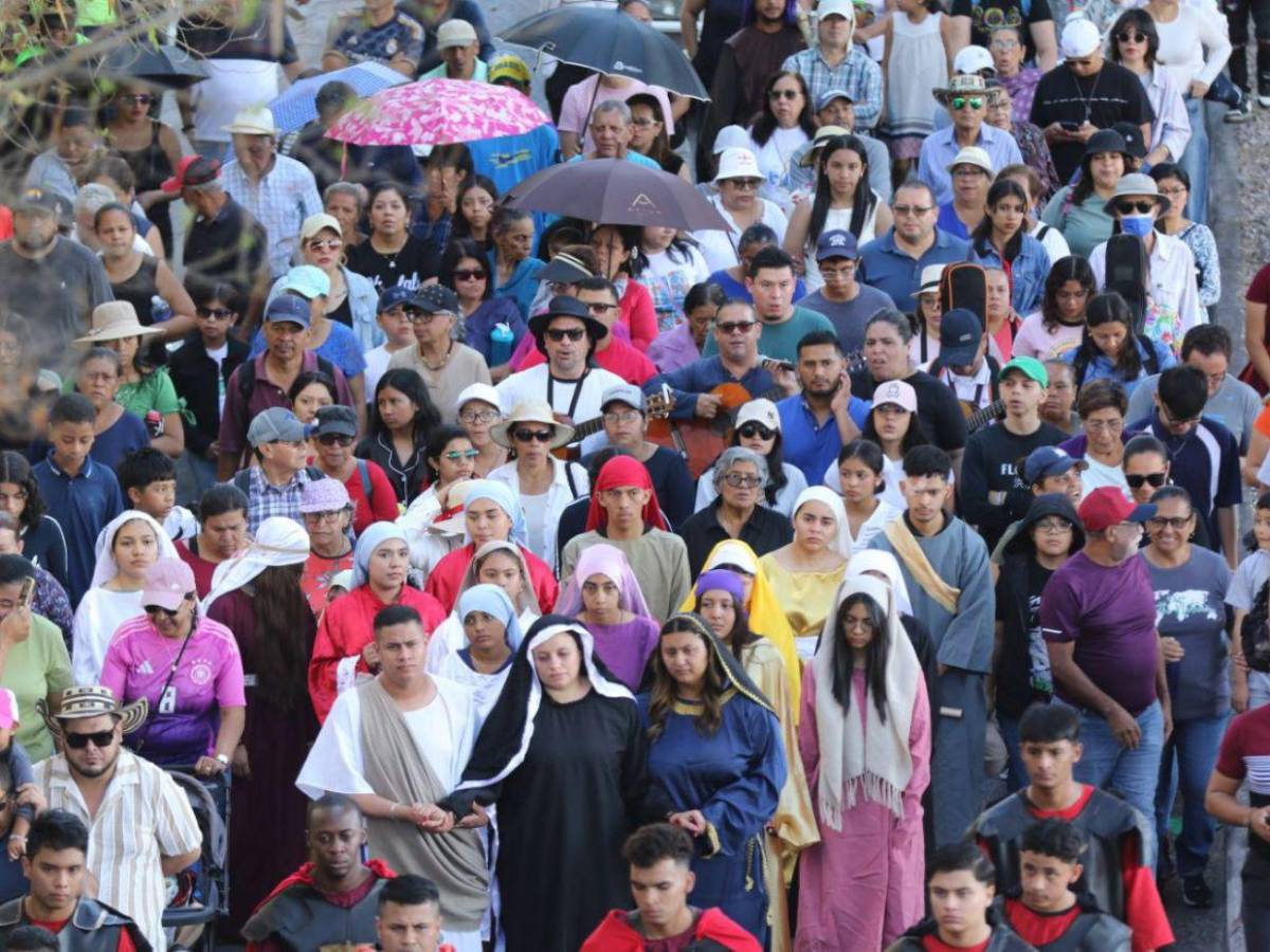 Capitalinos acuden al Vía Crucis en Comayagüela