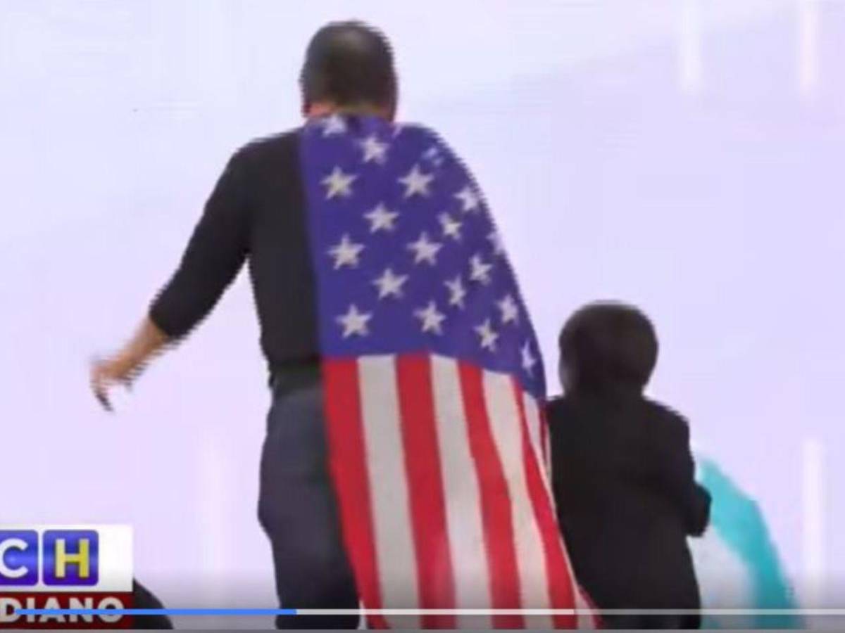 ¿Por qué Chano Rivera portó una bandera de EE UU en el sorteo de papeletas?