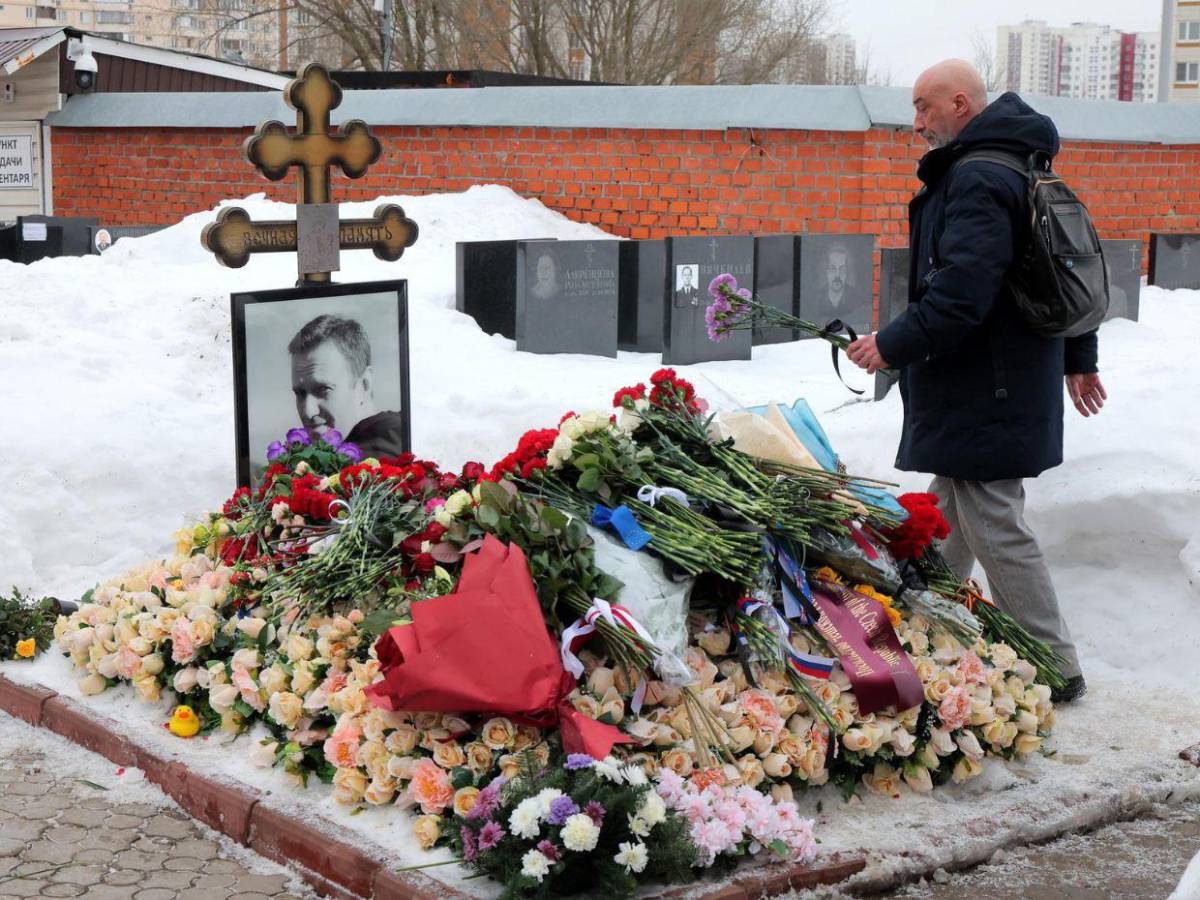 Rusos desafían al Kremlin con un tributo floral en la tumba de Alexéi Navalny