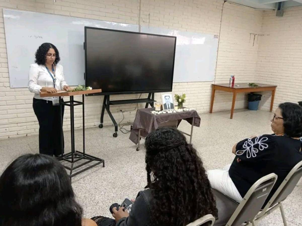 Rinden homenaje a Christian Mendoza, estudiante de Periodismo que falleció en accidente