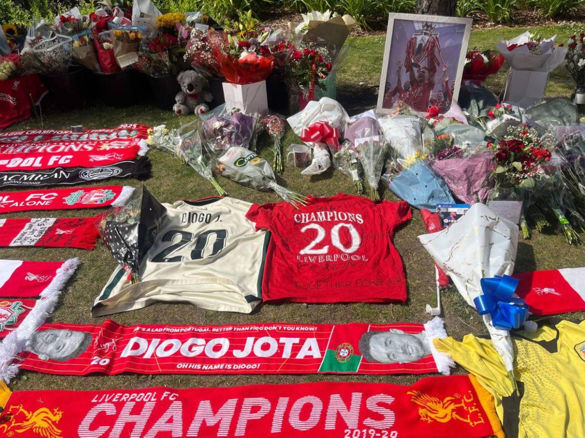 You´ll Never Walk Alone: Seguidores del Liverpool rinden homenaje a Diogo Jota